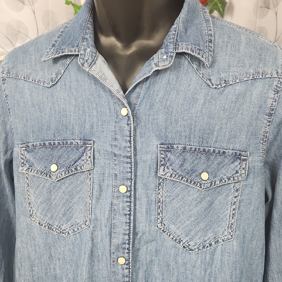 Gap Denim Button-Up Shirt - Picture 4 of 10